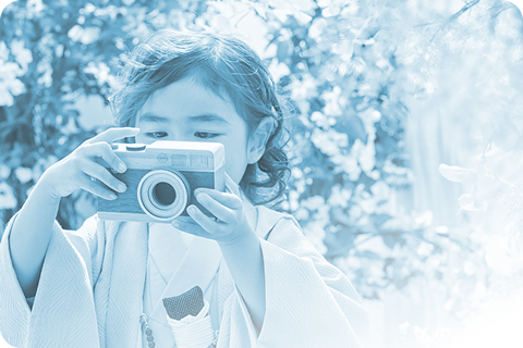 写真：カメラをもつ子ども